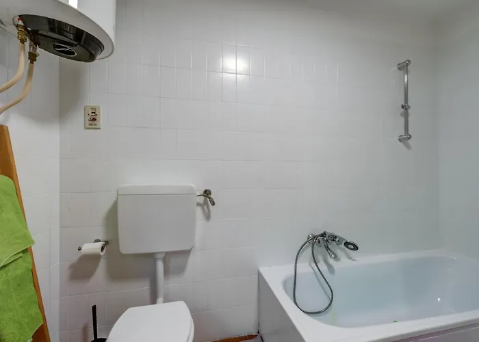 Snowflakes Retreat - Roomy With A View & Relax Solarium Cir 0133